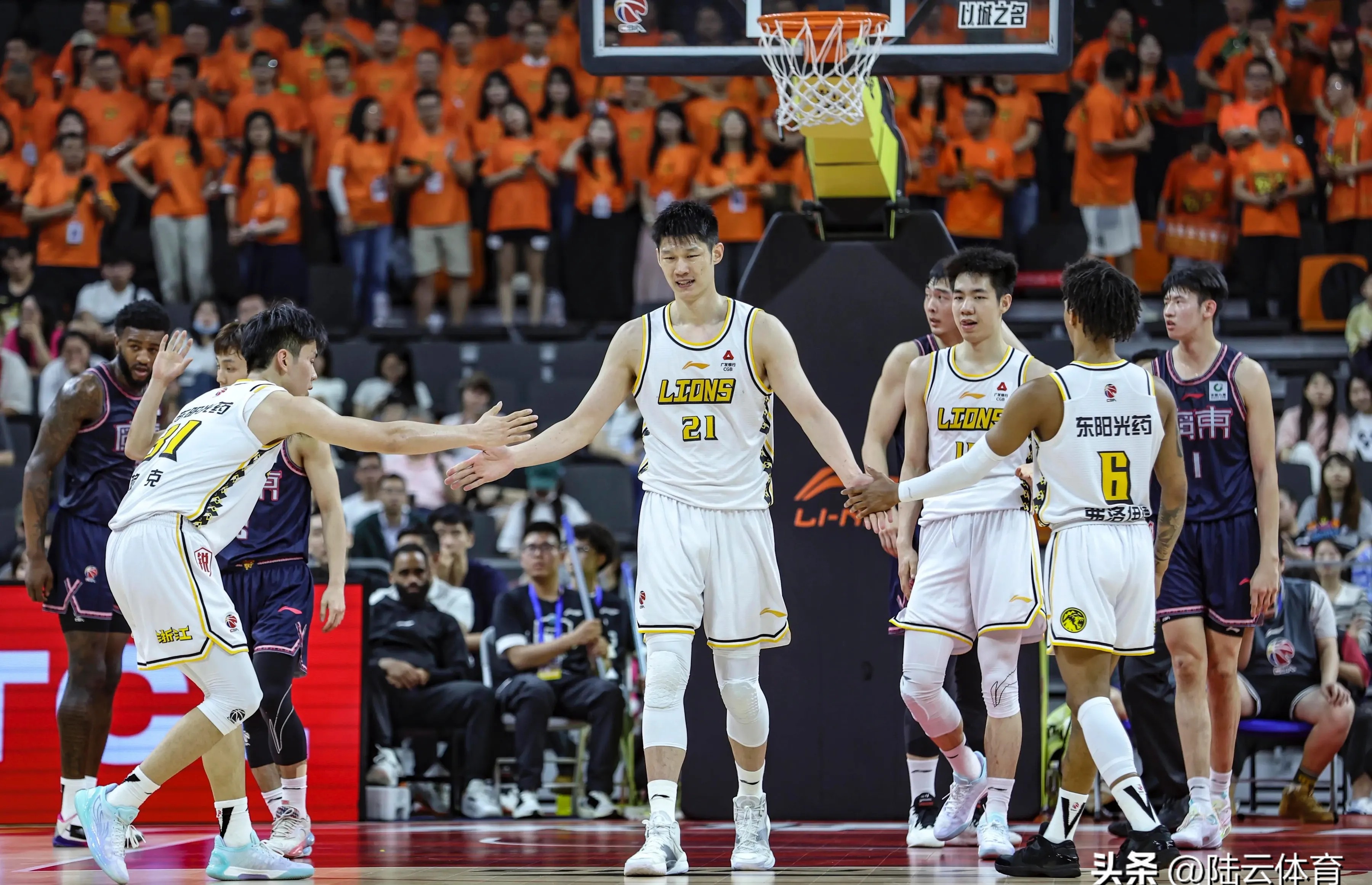 包含今晨CBA季后赛焦点战，北京首钢迎来里程碑，气氛紧张，临场指挥获称赞的词条