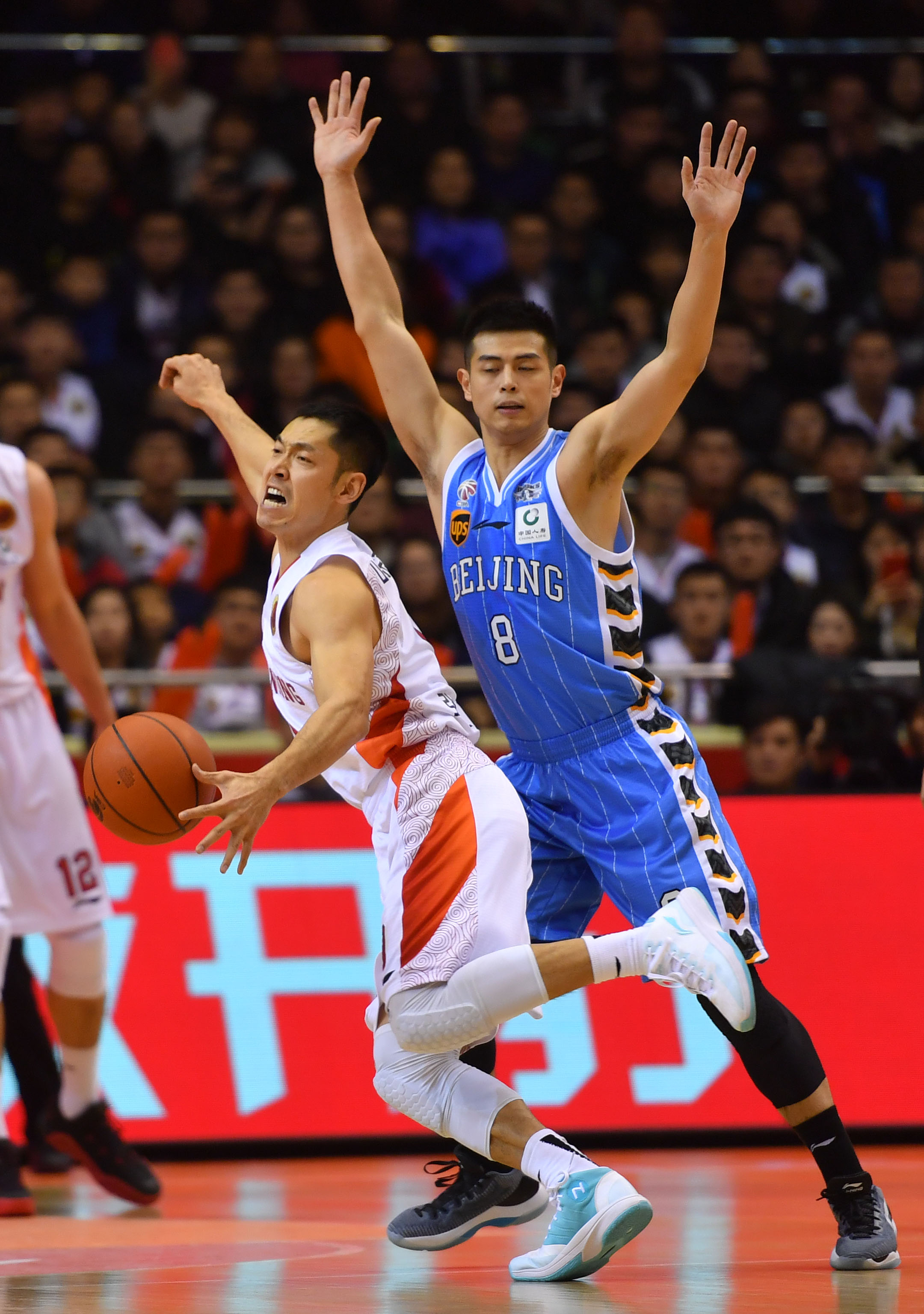 包含今晨CBA季后赛焦点战，北京首钢迎来里程碑，气氛紧张，临场指挥获称赞的词条