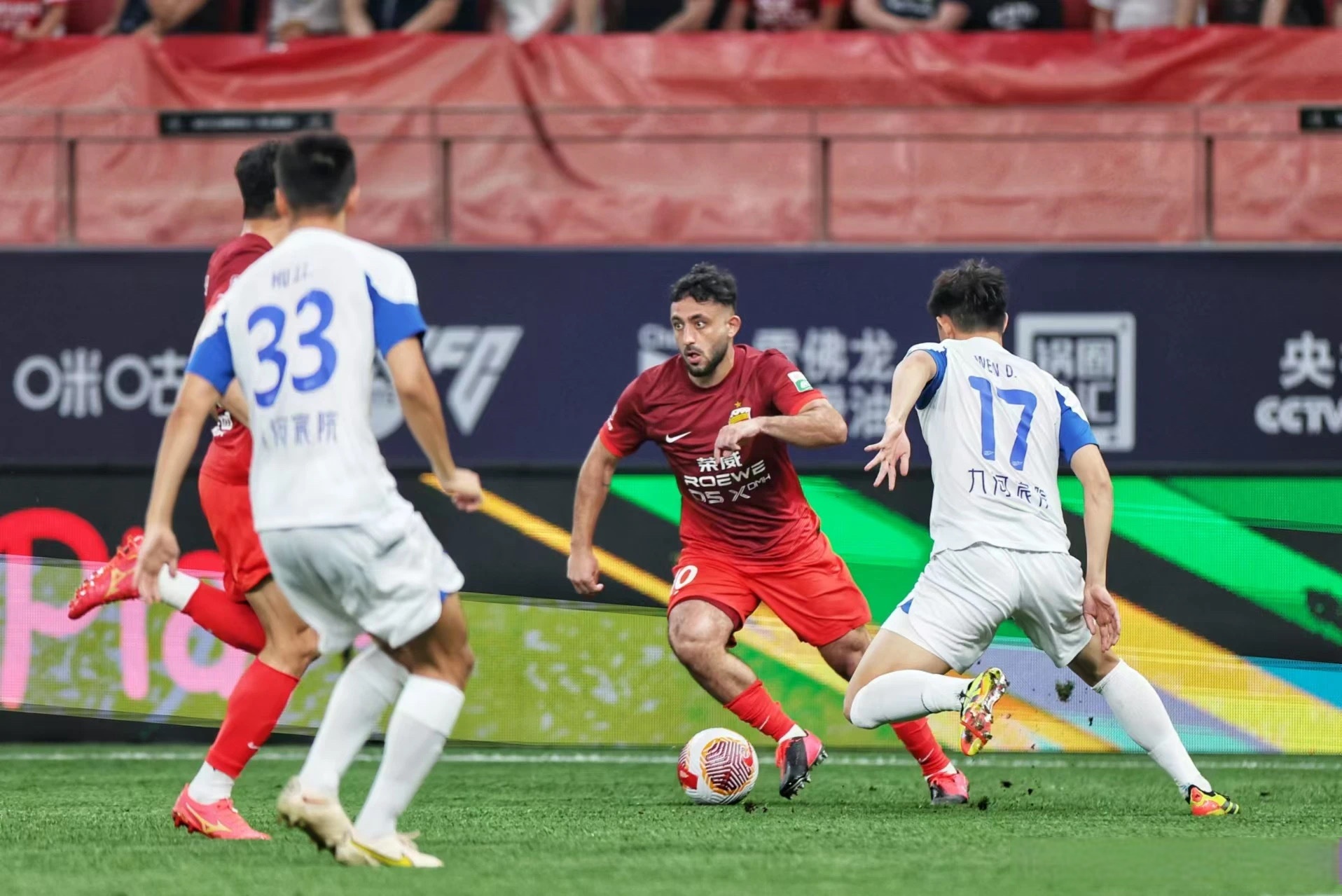 上海海港迎欧冠关键赛,今晚豪取连胜,话题不断,临场指挥获称赞的简单介绍 上海海港迎欧冠关键赛,今晚豪取连胜,话题不断,临场指挥获称赞的简单介绍