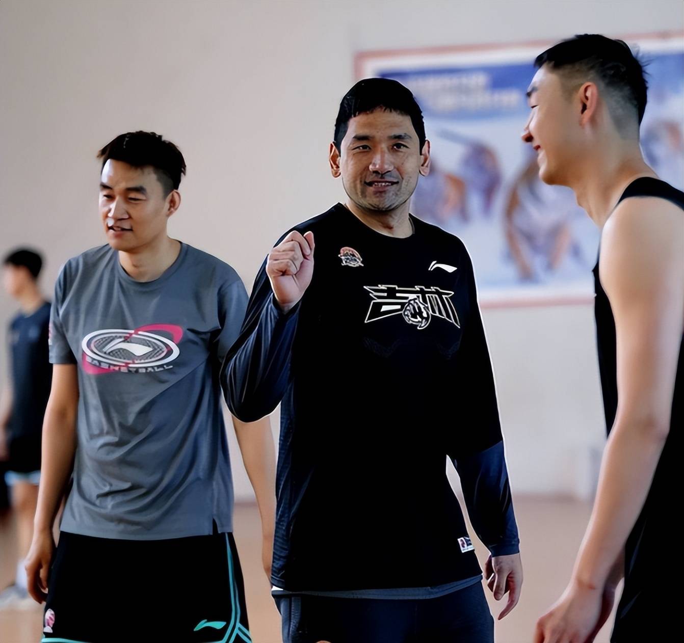 那不勒斯迎CBA常规赛关键赛，转会期刷新队史纪录，质疑声仍在，身体对抗强度拉满的简单介绍